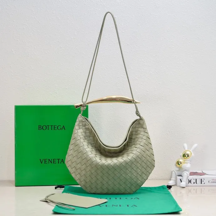 Original leather, batch 2060, the old-money style BV Sardine large size has been shipped🔥 Nowadays, many fashionable, rich and tasteful Jimei people are carrying the same bag invariably. It’s Bottega Veneta Sardine! Because this BV Sardine bag is so beautiful and high-end! The arc-shaped intrecciato woven bag body, paired with metal sardine handles, looks like a work of art, allowing people to ponder and appreciate it. Currently Sardine has launched three sizes for everyone to choose from. This is the largest size🉑️hand-held🉑️armpit🉑️single shoulder🉑️crossbody. It is a very high-quality and relatively niche treasure model. It will be very special when you carry it when you go out. It allows you to have the freedom of carrying a bag. Sisters go crazy. Style number: 7468-1# Size: 39*31*12cm